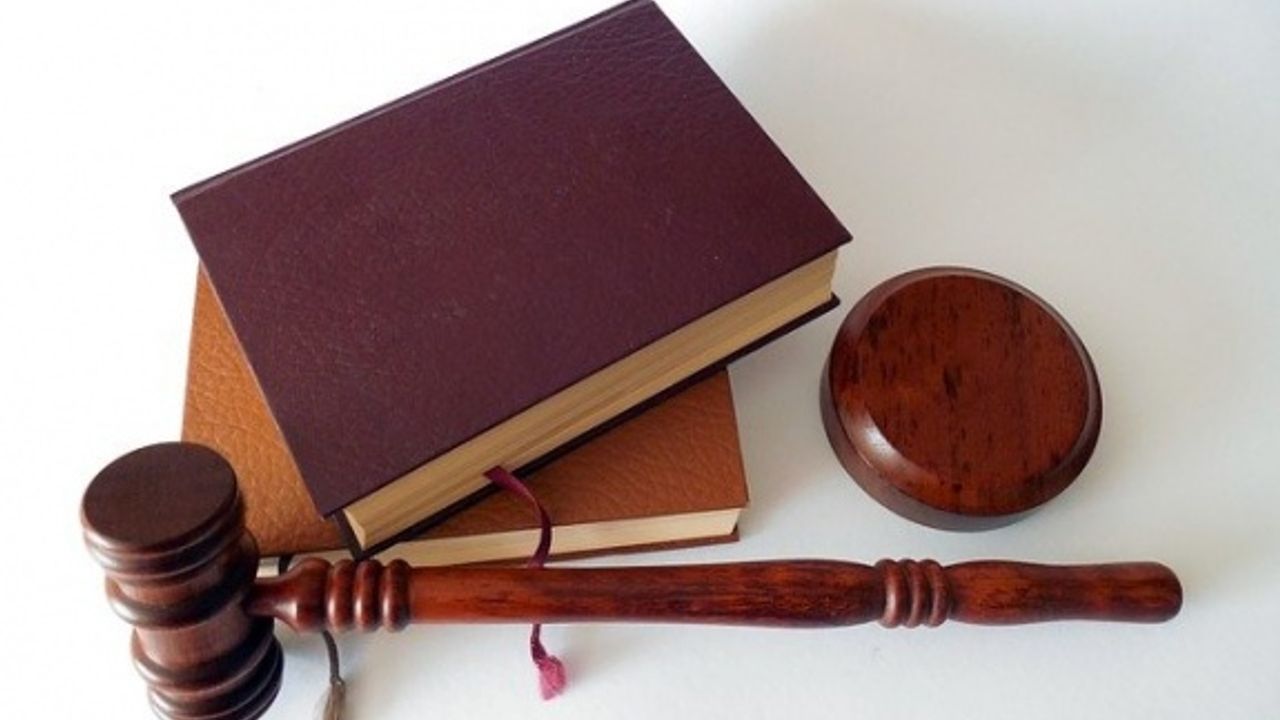 Ceza davasında beraat eden memura disiplin cezası verilebilir mi?