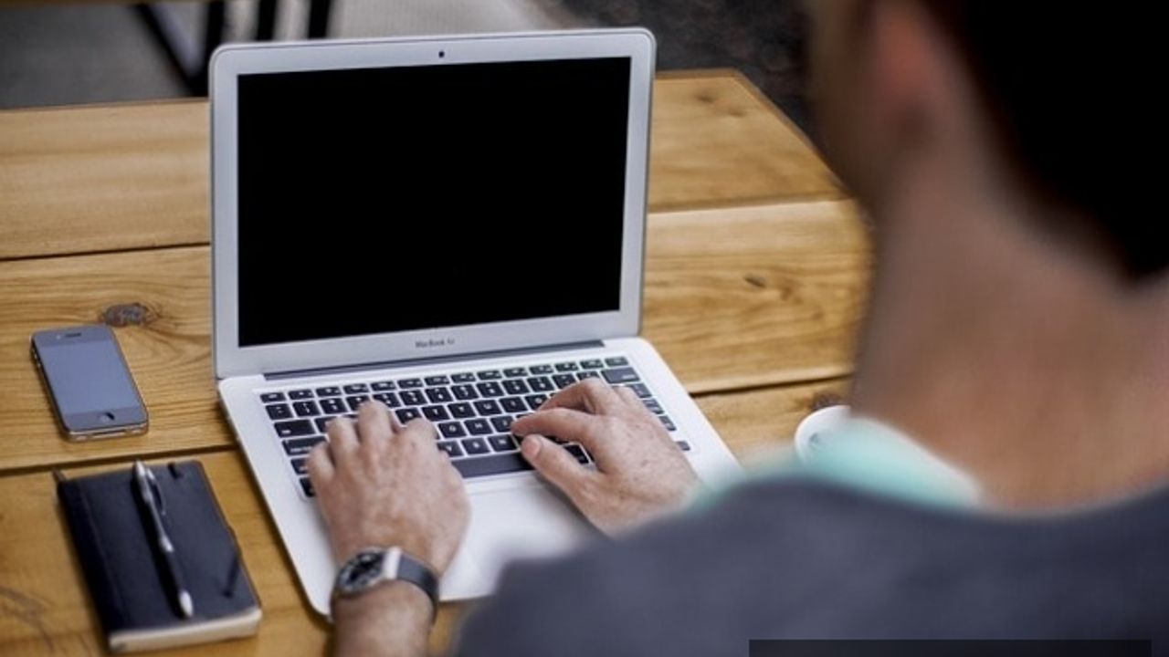 Temizlik kadrosuna alınıp büro işi yapan 4 d işçi hakkında karar