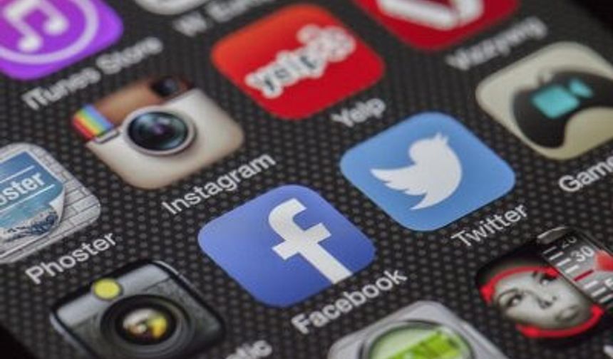 Sosyal Medya Hesaplarından Paylaşılan Mesajlar Nedeniyle Verilen Disiplin Cezası İptal Edildi